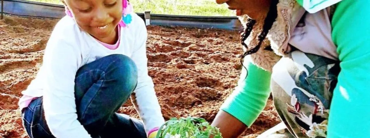 mum teaching-child-farming